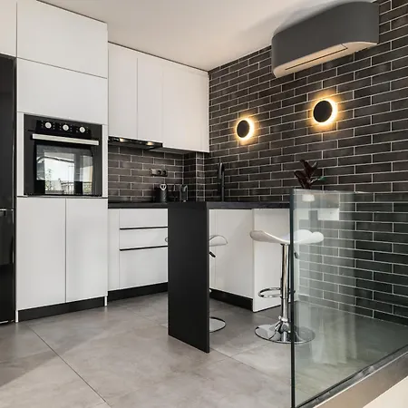 Black Frame - 5 Min From Metro Apartment Thessaloniki