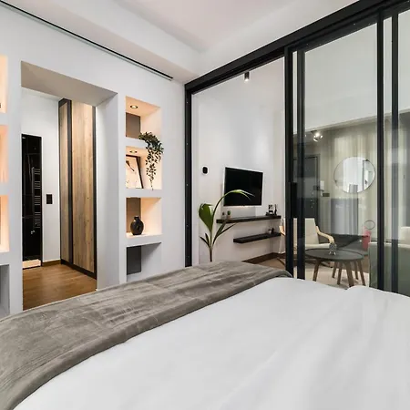 Black Frame - 5 Min From Metro Apartment Thessaloniki