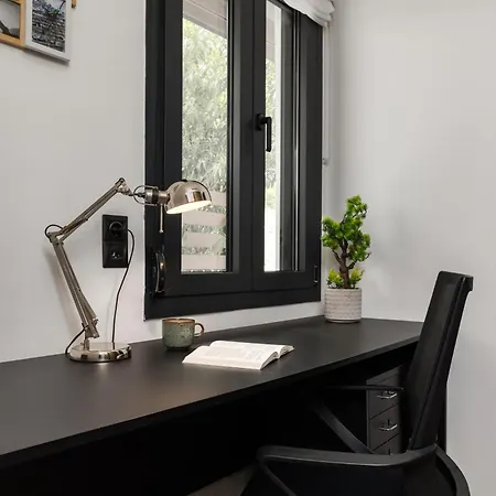 Black Frame - 5 Min From Metro