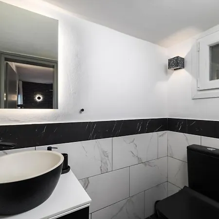 Black Frame - 5 Min From Metro * Thessaloniki