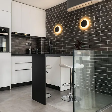 Black Frame - 5 Min From Metro Apartment