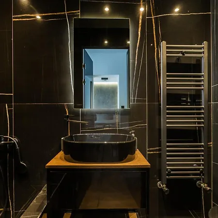 Apartment Black Frame - 5 Min From Metro Thessaloniki