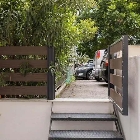 Black Frame - 5 Min From Metro Apartment *