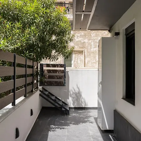 Black Frame - 5 Min From Metro Apartment